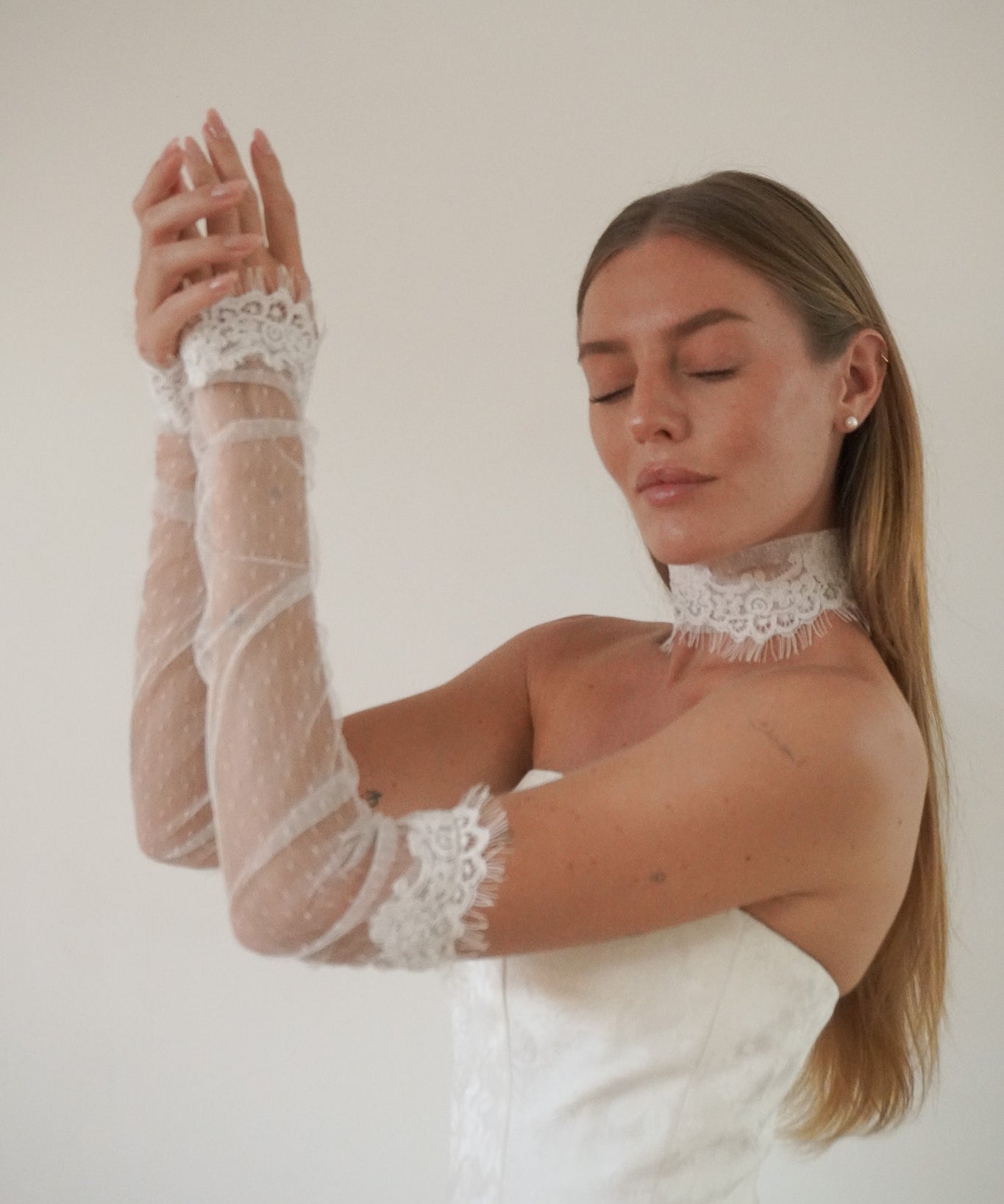 The Poppy Lace Sleeve and Choker Set